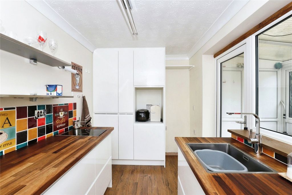 Property photo 3 of 18 Kitchen