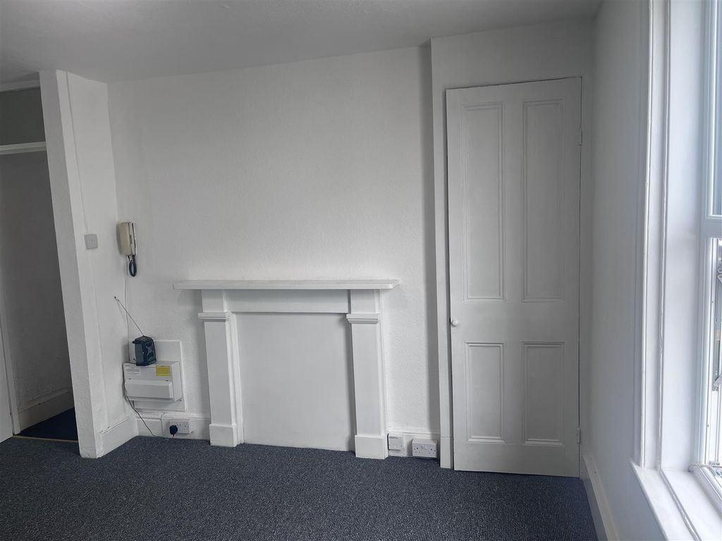 Property photo 3 of 18 Lounge/Bedroom