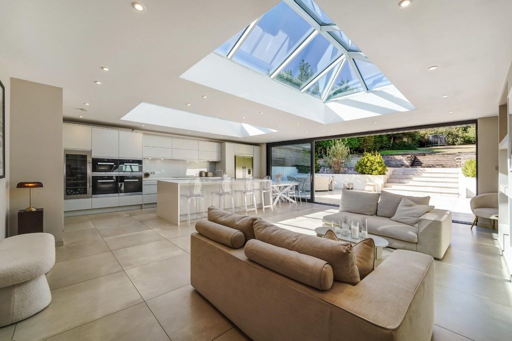 Property photo 2 of 25 Reigate Road