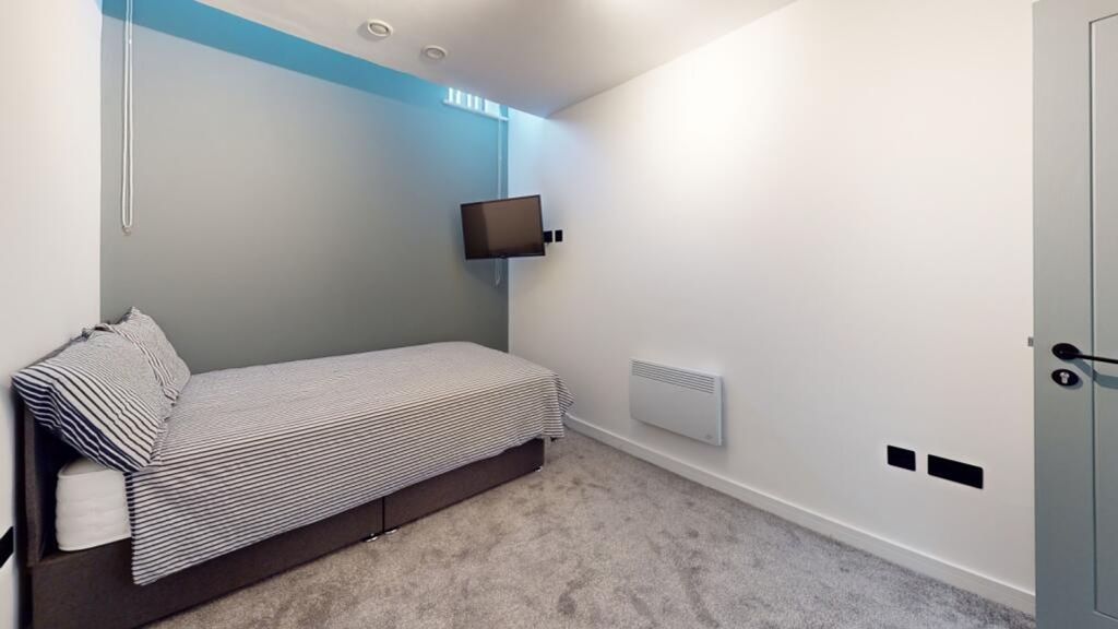 Property photo 3 of 11 A Modern And Tidy Single Bedroom, Perfect For A Co...