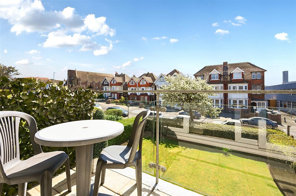 Property photo 2 of 17 3 Cookham Dene - Buckhurst Road - Tn401Ru - Photos