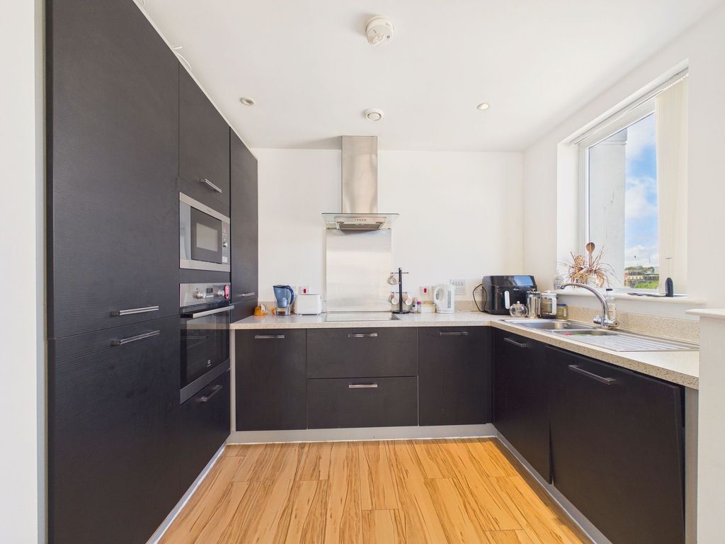 Property photo 3 of 10 Kitchen