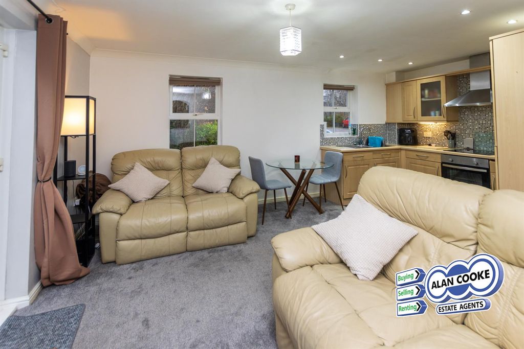 Property photo 3 of 10 Lounge Area