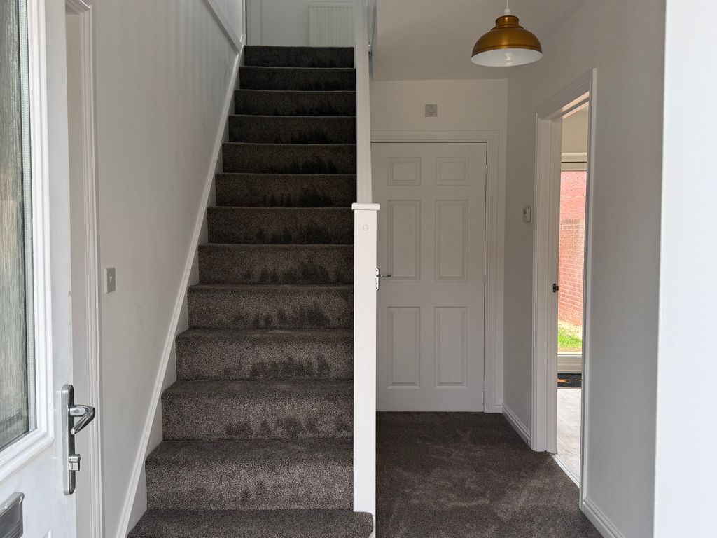 Property photo 2 of 11 Hallway