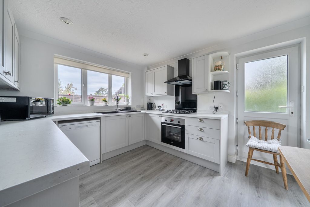 Property photo 2 of 15 1457114-11-6A037E...
