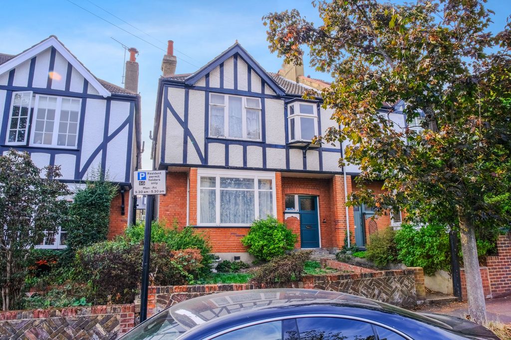 Property photo 1 of 25 6 College Road, Isleworth, Tw7 6Dh