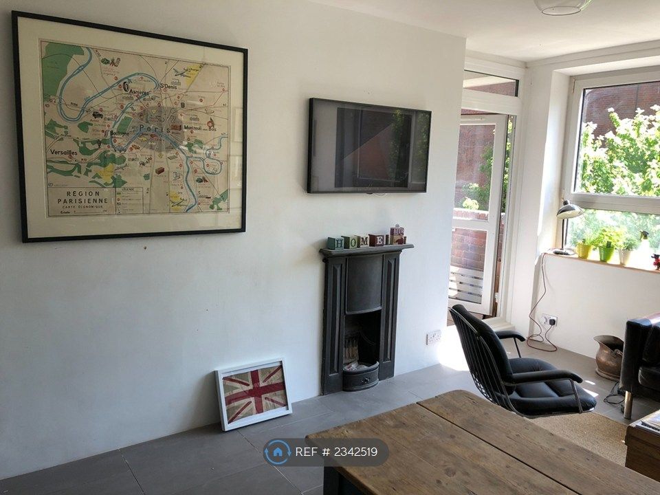 Property photo 3 of 10 Kitchen Lounge