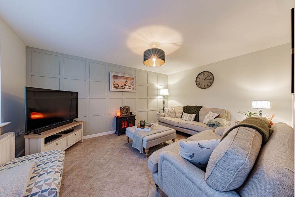 Property photo 2 of 27 Living Room (2)