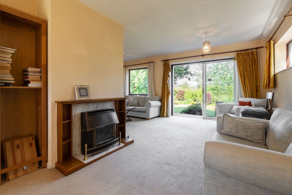 Property photo 2 of 15 Lounge