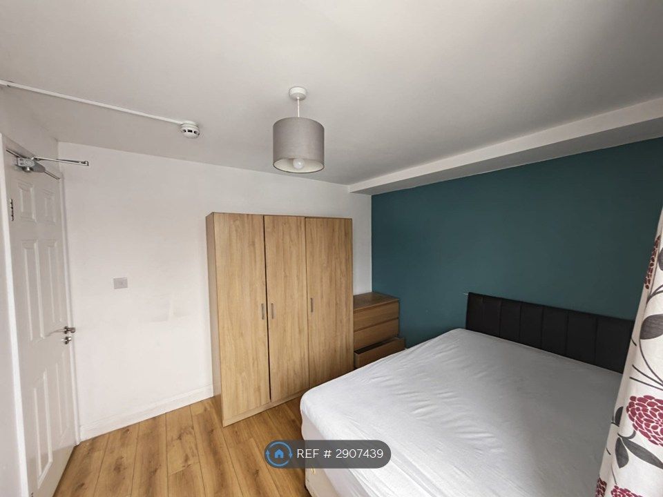 Property photo 1 of 11 Tr6-4 Double Bedroom With Ensuite