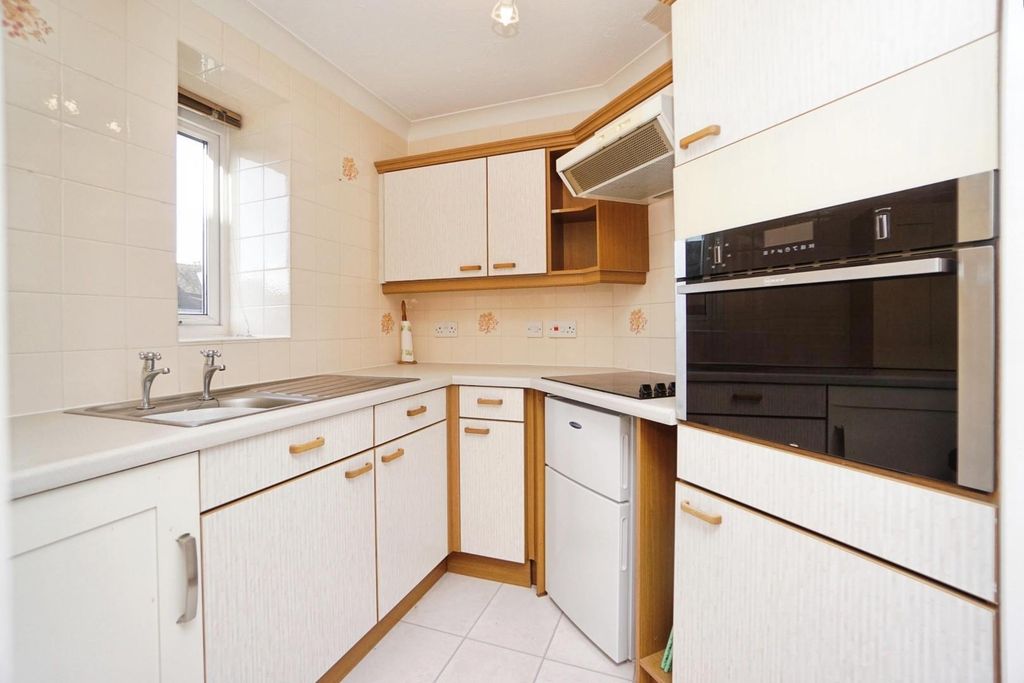 Property photo 3 of 17 Kitchen