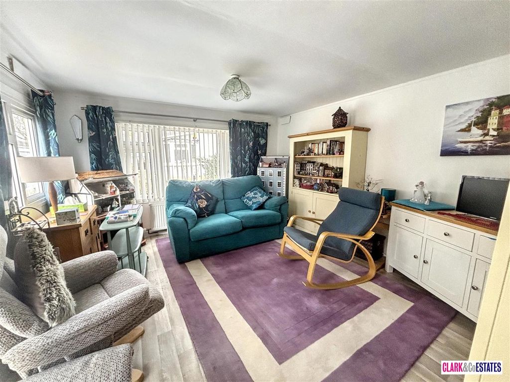 Property photo 2 of 11 Lounge