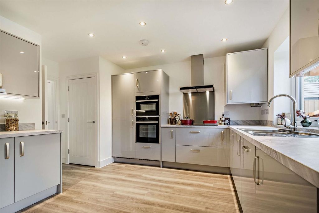 Property photo 3 of 16 8493169-Interior10-800.Jpg