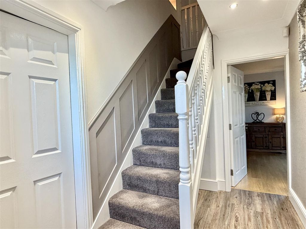 Property photo 2 of 27 Entrance Hall