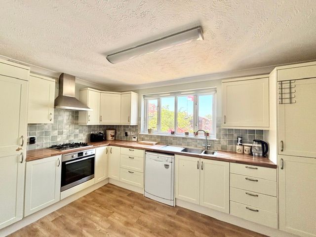 Property photo 2 of 19 Kitchen