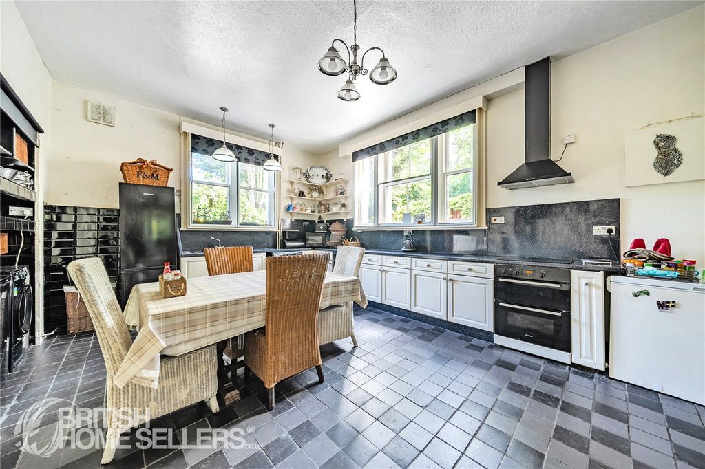 Property photo 2 of 37 Picture No. 23