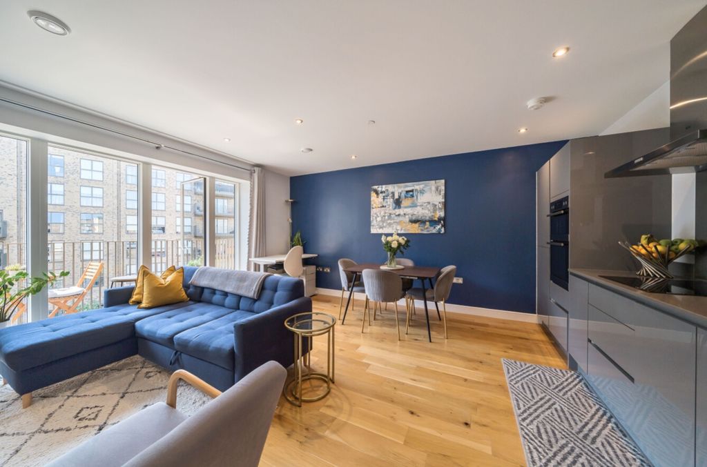 Property photo 2 of 16 1295813-16-682Cb5F3Ea209-Arw-1