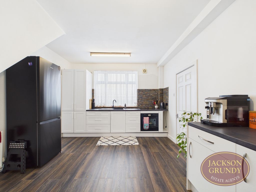 Property photo 2 of 13 Whitworth Road