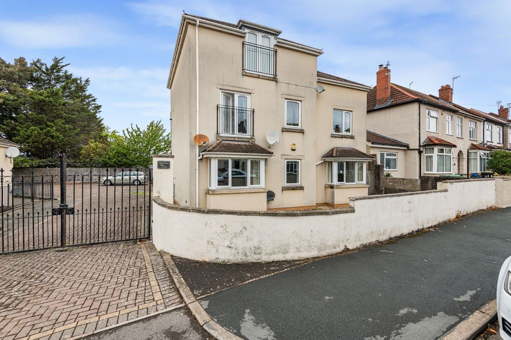 Property photo 1 of 20 Savoy Court