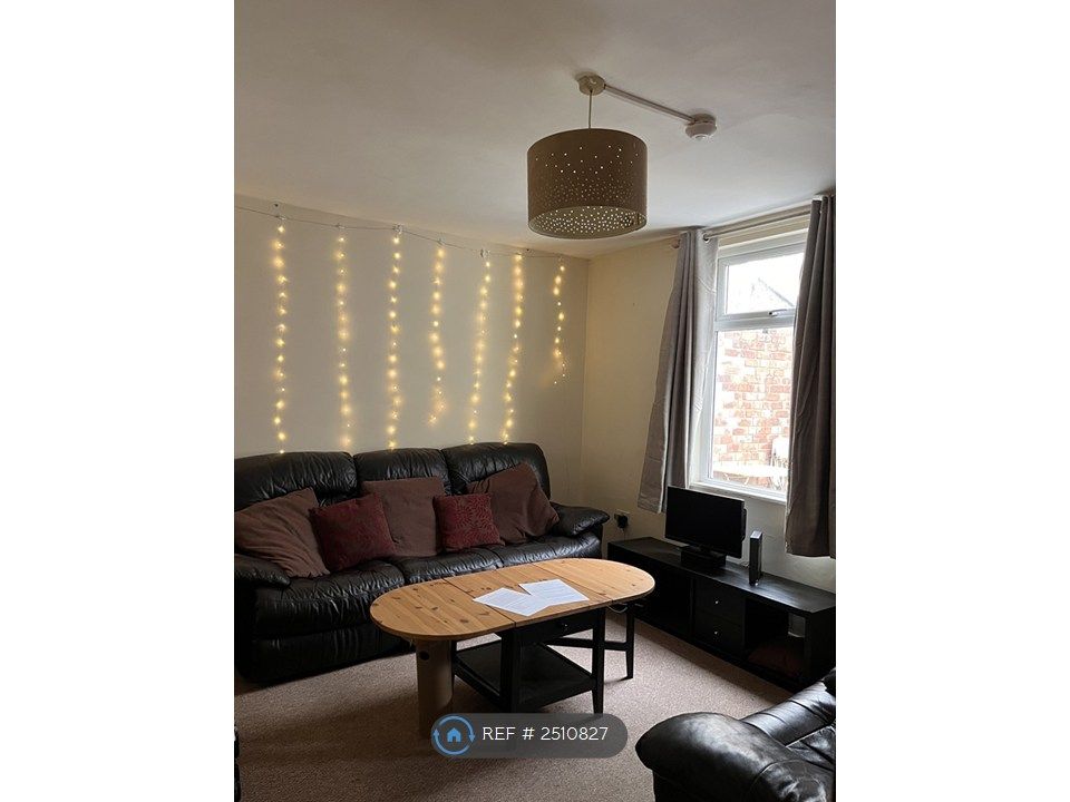 Property photo 2 of 7 Shared Lounge