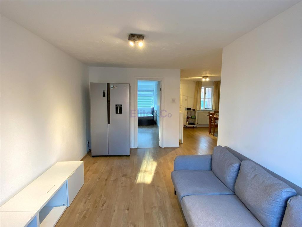 Property photo 3 of 14 Lounge