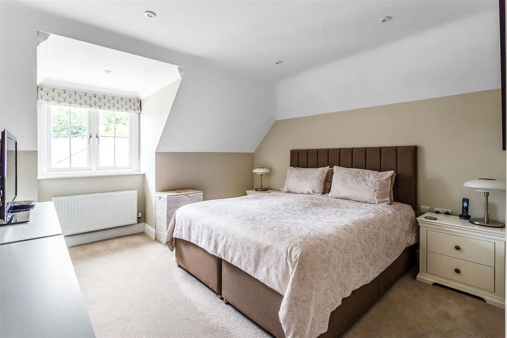 Property photo 3 of 18 24-Warren-Court-15.Jpg