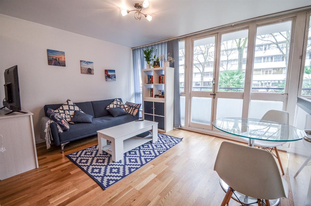 Property photo 2 of 8 Holcroft Court