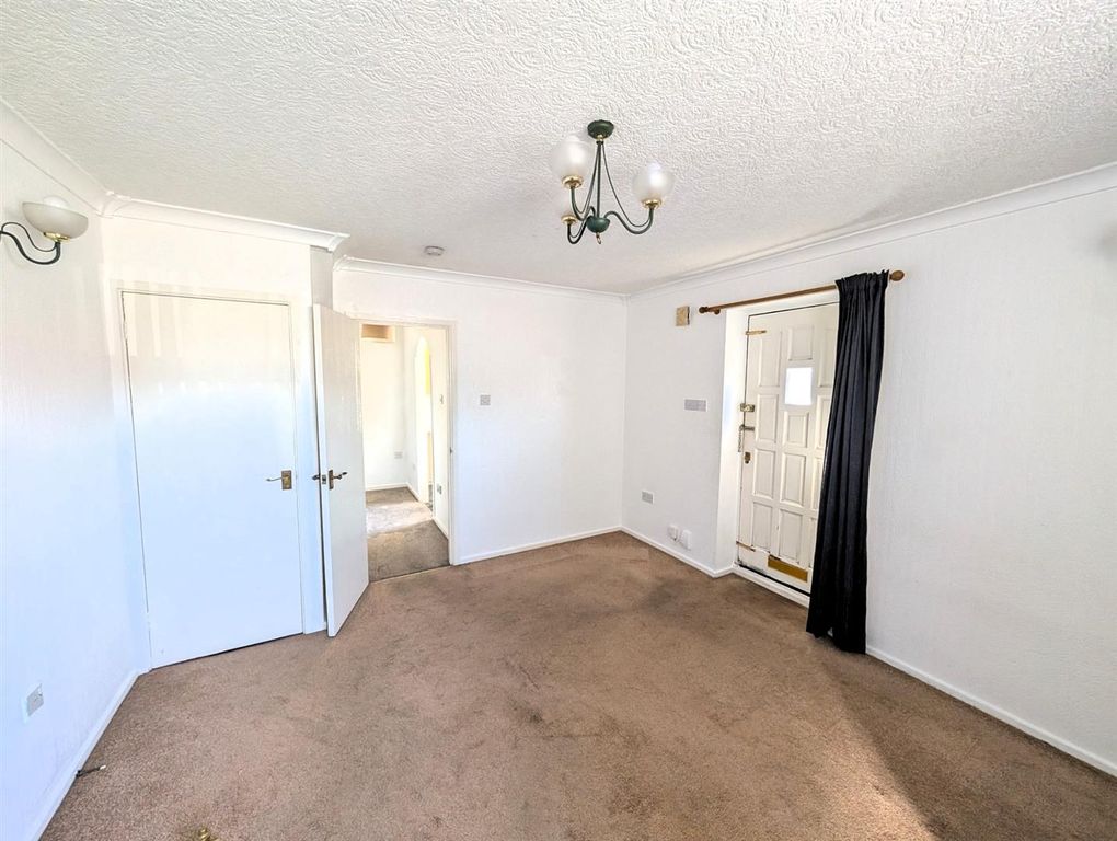 Property photo 3 of 11 Lounge B.Jpg