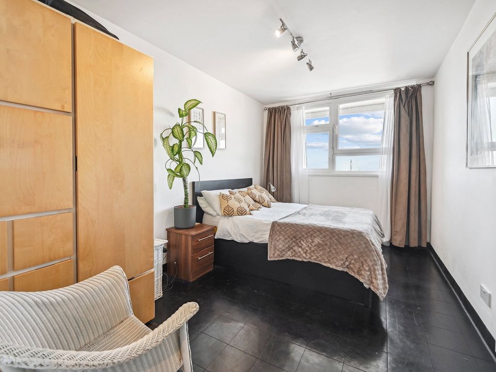 Property photo 3 of 11 Peregrine House