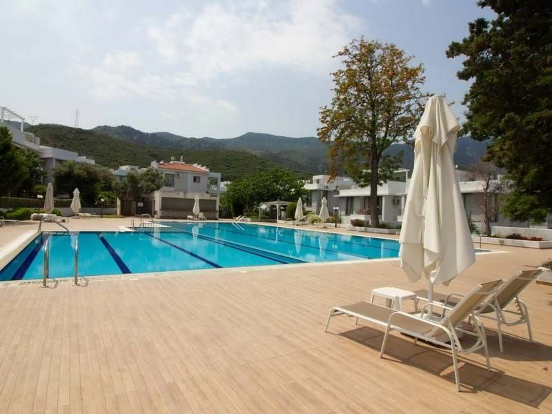 Property photo 1 of 23 3-Bedroom Resale Semidetached Villa + Communal Swimming Pool + Within A Complex Image No 1