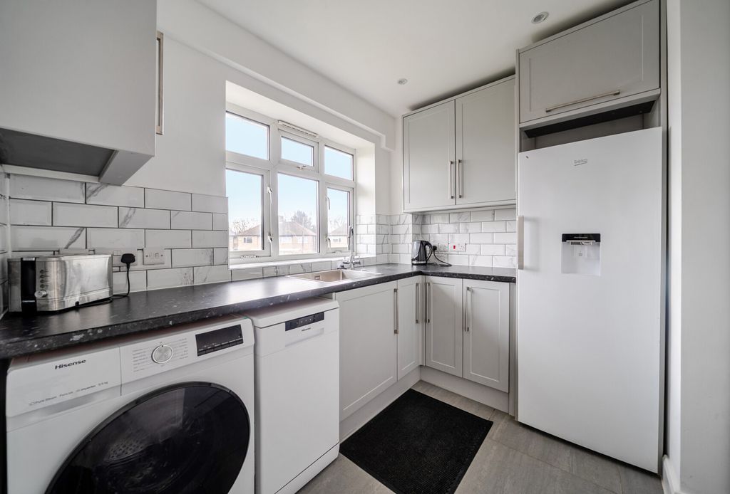 Property photo 2 of 12 1388934-17-693Ff2...