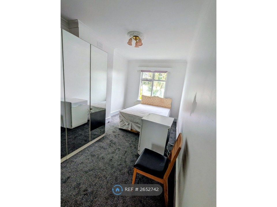 Property photo 2 of 7 Main Bedroom