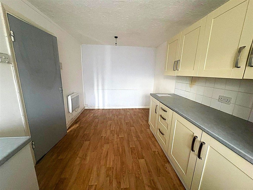 Property photo 3 of 9 Kitchen