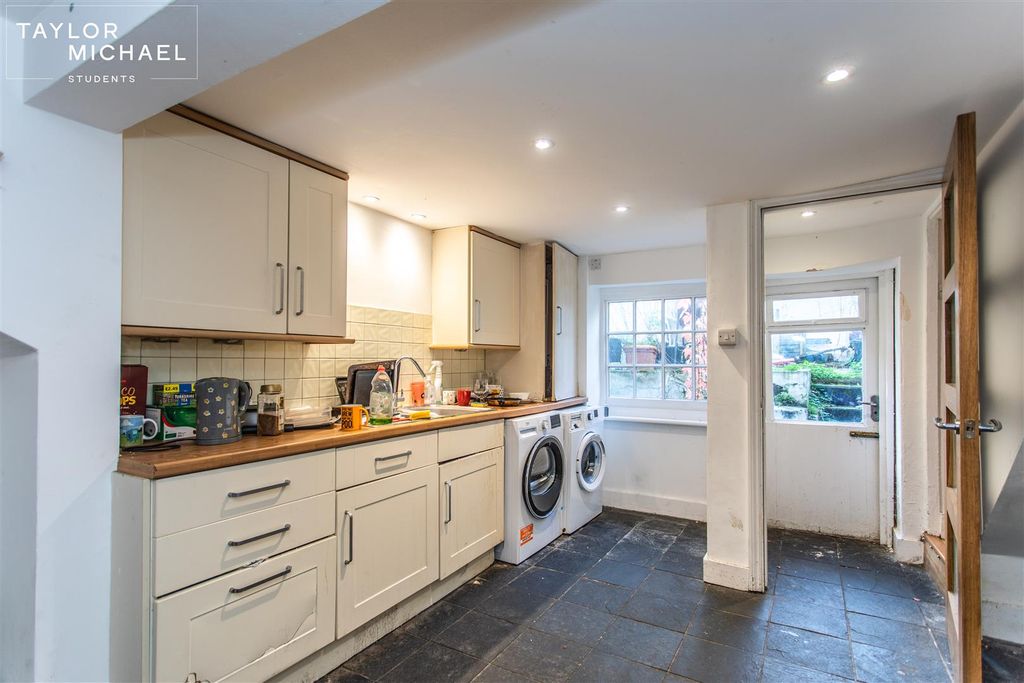 Property photo 3 of 16 Kitchen