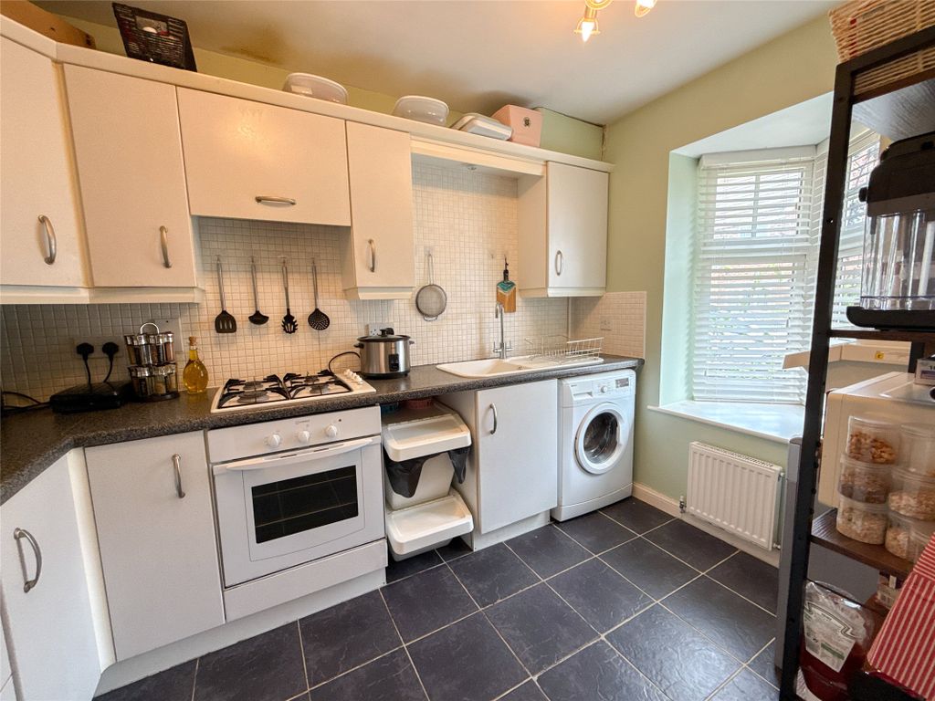 Property photo 3 of 18 Kitchen