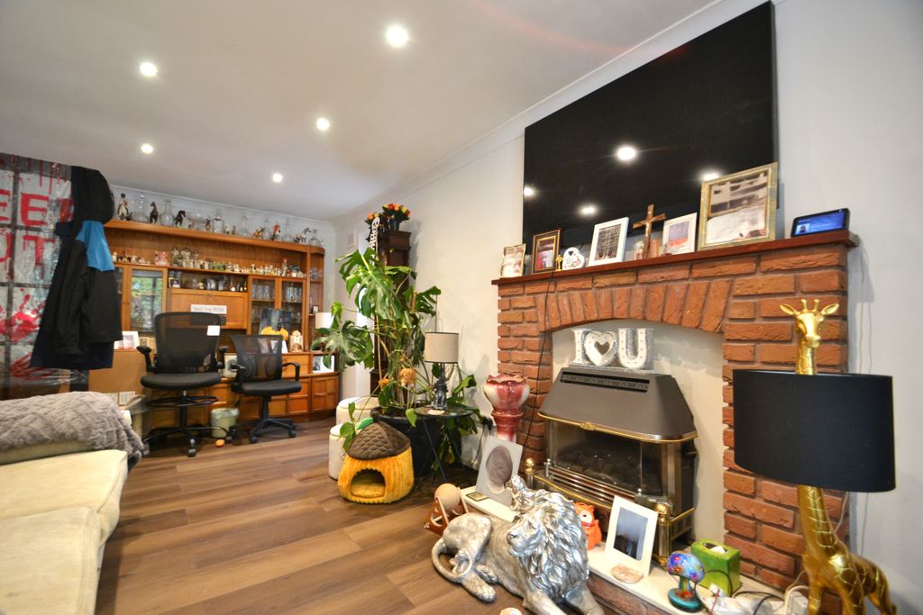 Property photo 3 of 11 Lounge