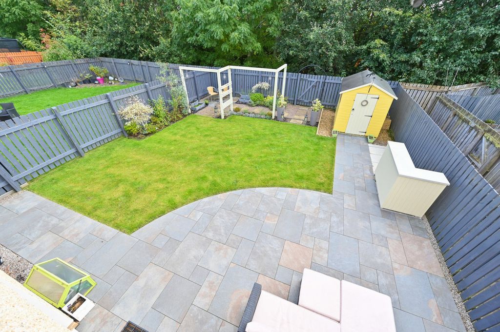 Property photo 2 of 26 Beautiful Rear Garden