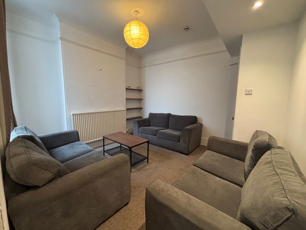 Property photo 2 of 18 Lounge