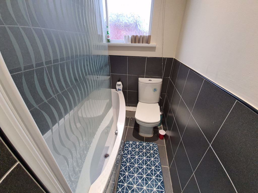 Property photo 3 of 26 A Modern Bathroom Suite Featuring A Curved Bathtub...