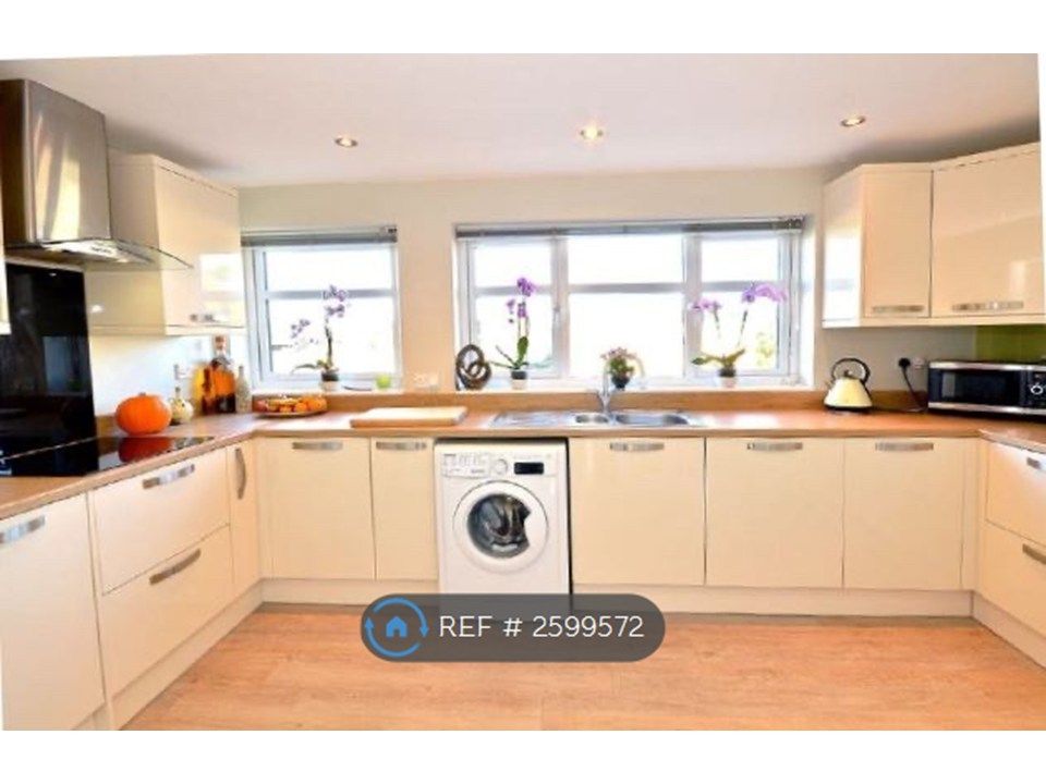 Property photo 1 of 10 Kitchen