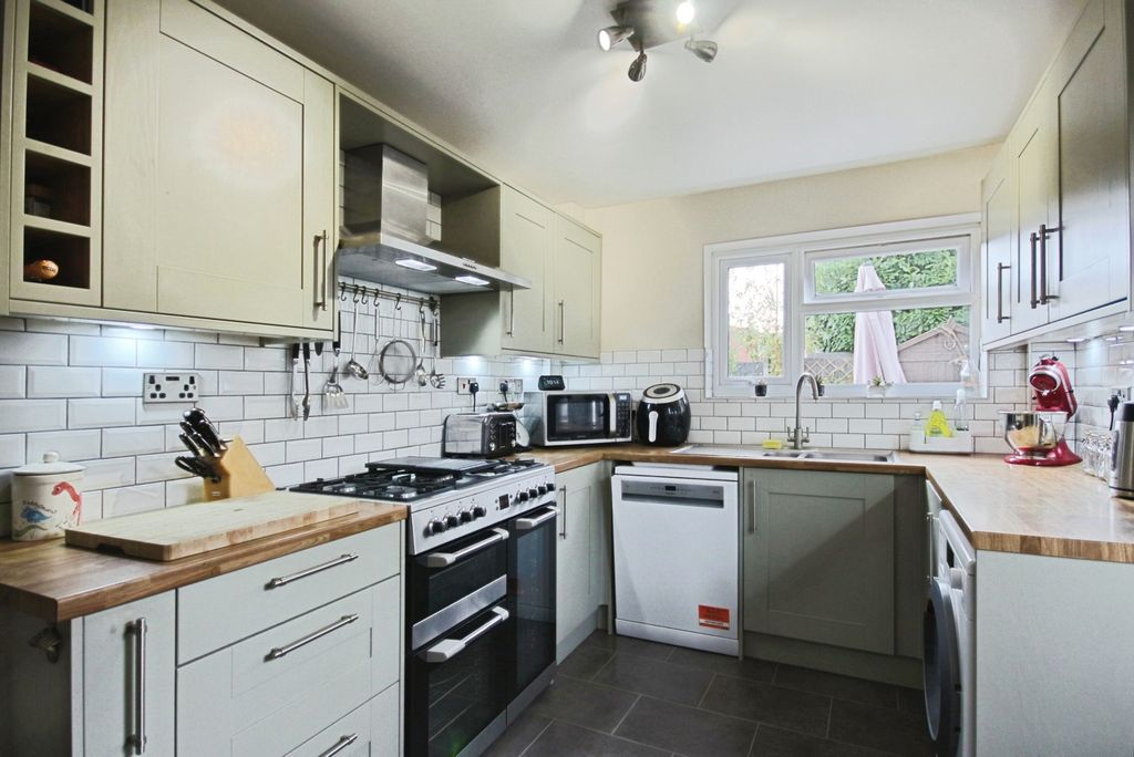 Property photo 3 of 15 Kitchen