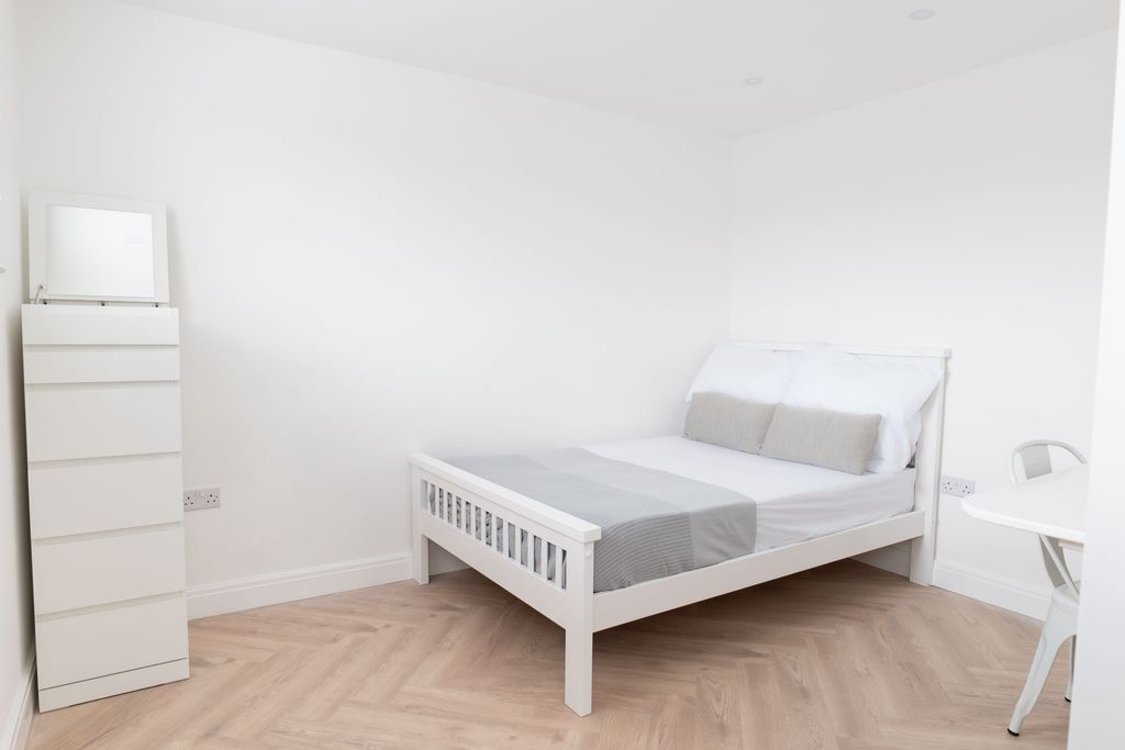 Property photo 3 of 11 A Bright, Neatly Maintained White Bedroom With A S...
