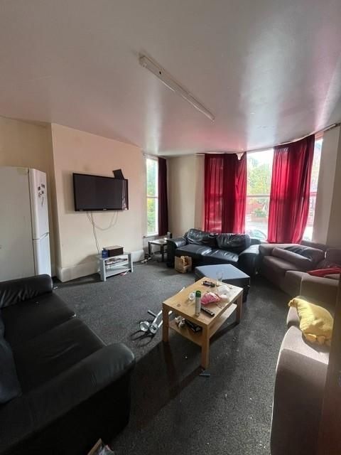 Property photo 1 of 9 Spacious Communal Lounge With Multiple Sofas Arran...