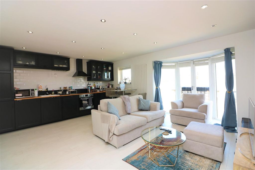 Property photo 3 of 9 Barnfield Place.Jpg