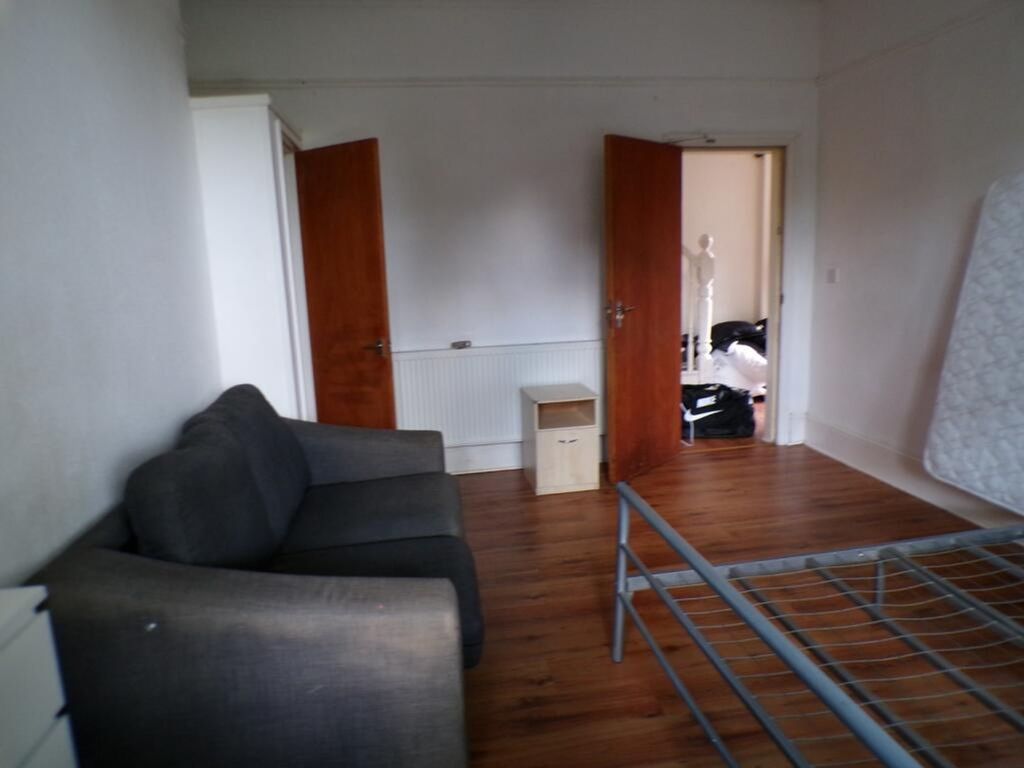 Property photo 1 of 10 Spacious Double Bedroom Featuring A Cozy Sofa, Amp...