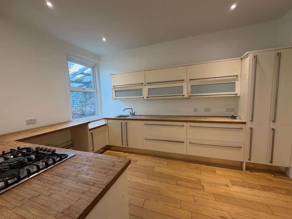 Property photo 2 of 12 Picture No. 10