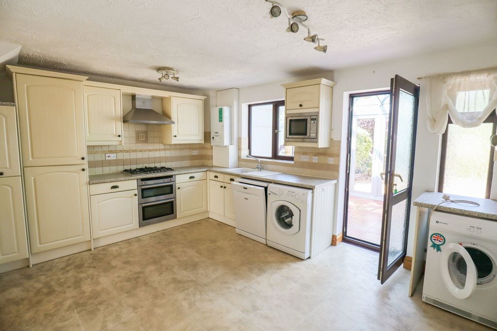 Property photo 2 of 14