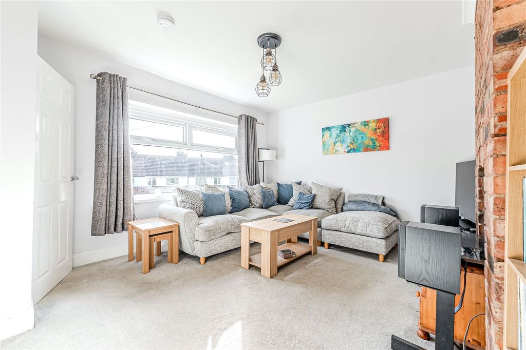 Property photo 3 of 14 Lounge