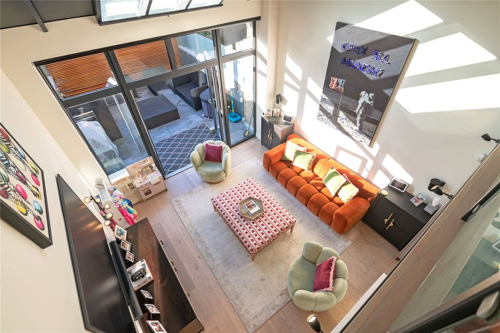 Property photo 2 of 23 Lounge Area