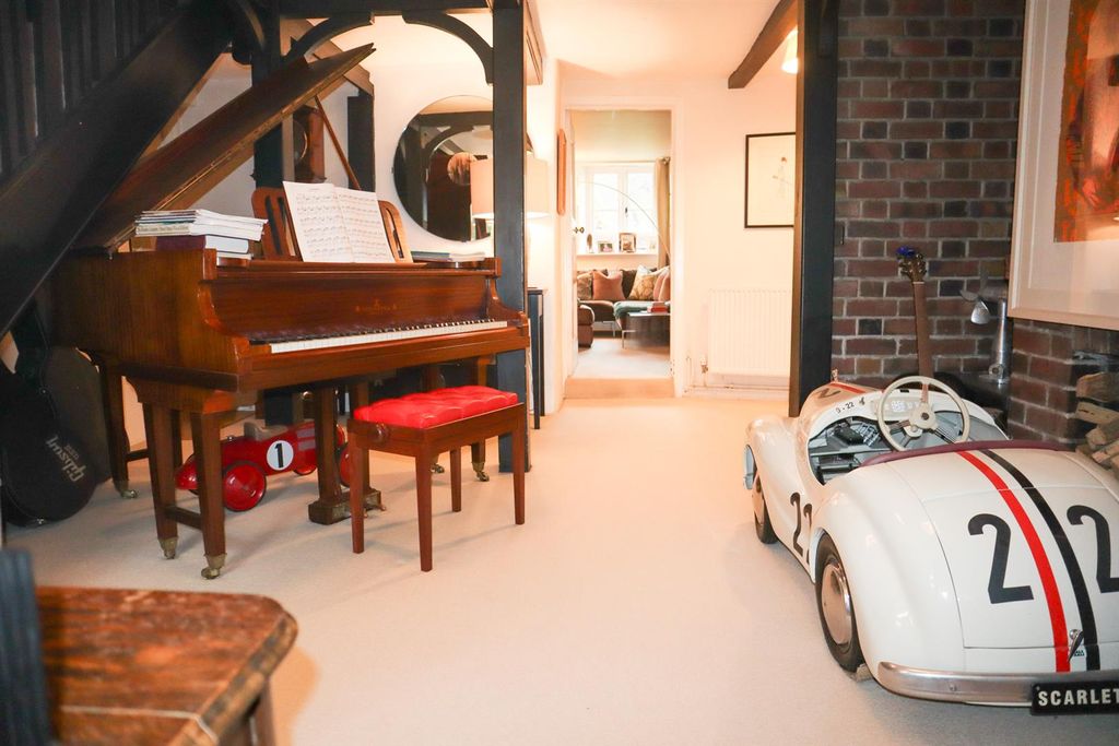 Property photo 2 of 15 Hallway